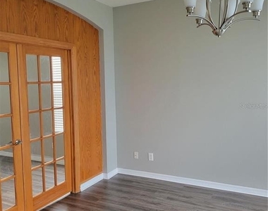 7215 Colonial Lake Drive - Photo Thumbnail 4