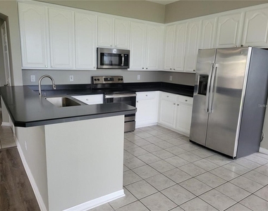 7215 Colonial Lake Drive - Photo Thumbnail 6