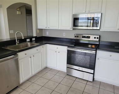 7215 Colonial Lake Drive - Photo Thumbnail 5