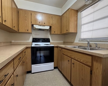 1421 Noble Place - Photo Thumbnail 5