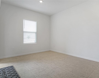 3008 Daffodil Drive - Photo Thumbnail 8