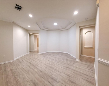 12947 Runswick Avenue - Photo Thumbnail 6