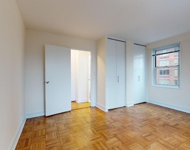 888 8th Avenue - Photo Thumbnail 2