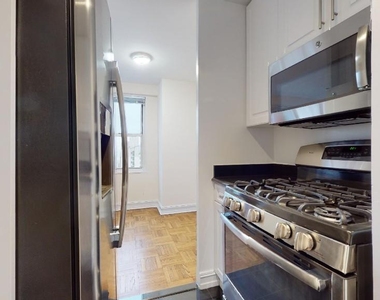 888 8th Avenue - Photo Thumbnail 3