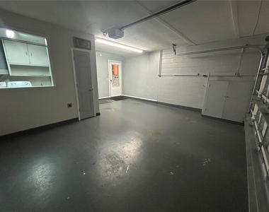 206 Hollywood Court N - Photo Thumbnail 8
