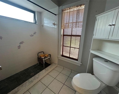 206 Hollywood Court N - Photo Thumbnail 15