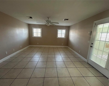 206 Hollywood Court N - Photo Thumbnail 10