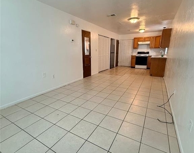 2614 Sw 31st Place - Photo Thumbnail 2