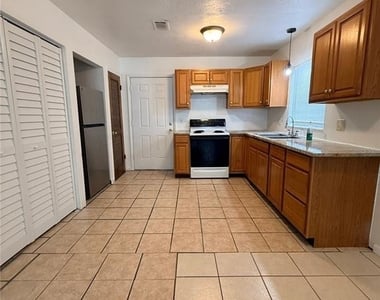 2614 Sw 31st Place - Photo Thumbnail 3