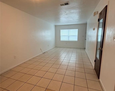 2614 Sw 31st Place - Photo Thumbnail 6