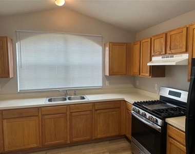 418 Ashley Place - Photo Thumbnail 14