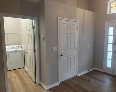 418 Ashley Place - Photo Thumbnail 15