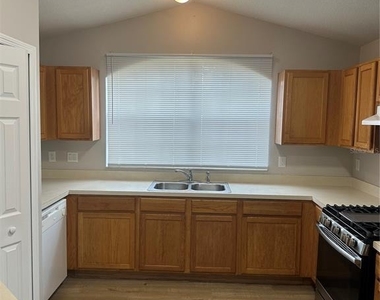418 Ashley Place - Photo Thumbnail 13