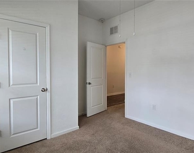 15660 Merlin Avenue - Photo Thumbnail 5