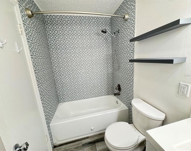 215 Fernwood St - Photo Thumbnail 7