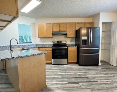 215 Fernwood St - Photo Thumbnail 2