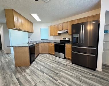 215 Fernwood St - Photo Thumbnail 3