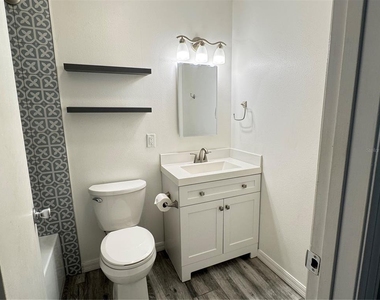 215 Fernwood St - Photo Thumbnail 6
