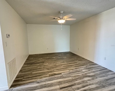 215 Fernwood St - Photo Thumbnail 4