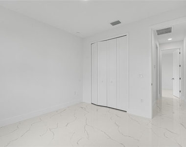 153 Australian Drive - Photo Thumbnail 17