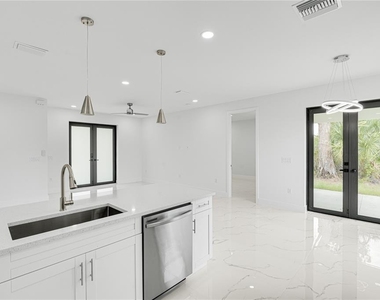 153 Australian Drive - Photo Thumbnail 14
