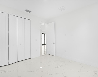 153 Australian Drive - Photo Thumbnail 18