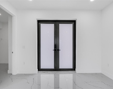 153 Australian Drive - Photo Thumbnail 5