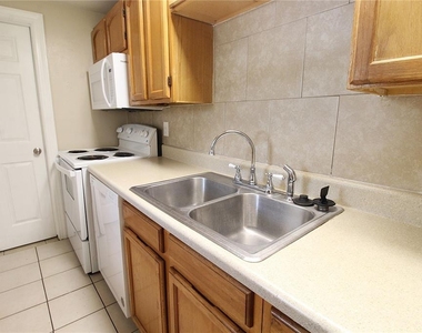 712 67th Avenue W - Photo Thumbnail 6