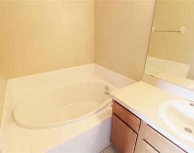 4011 Burlwood Road - Photo Thumbnail 10