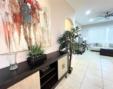 137 Navigation Circle - Photo Thumbnail 1