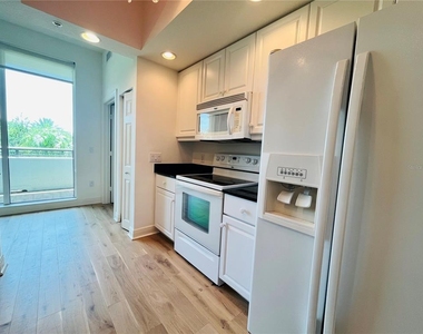 800 N Tamiami Trail - Photo Thumbnail 5