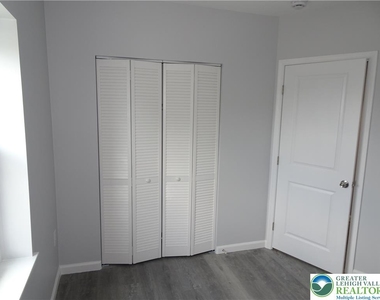 1535 E 7th Street - Photo Thumbnail 11