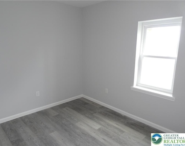 1535 E 7th Street - Photo Thumbnail 10