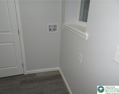 1535 E 7th Street - Photo Thumbnail 3