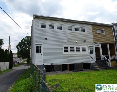 1535 E 7th Street - Photo Thumbnail 14