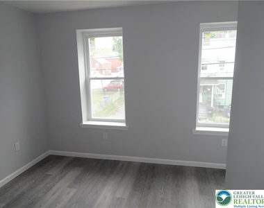 1535 E 7th Street - Photo Thumbnail 8