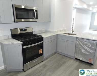 1535 E 7th Street - Photo Thumbnail 2