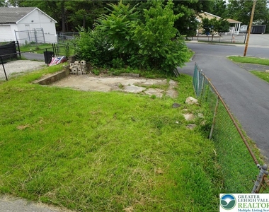 1535 E 7th Street - Photo Thumbnail 13