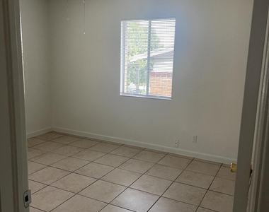 620 E Crosby Avenue - Photo Thumbnail 6