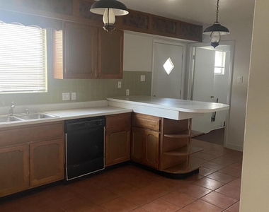 620 E Crosby Avenue - Photo Thumbnail 2