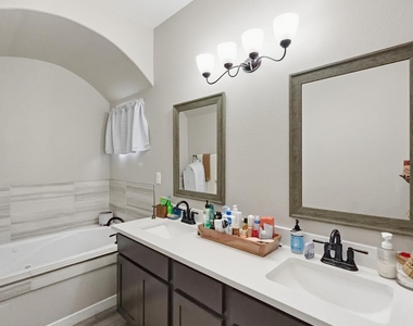 12805 Kingsbury Avenue - Photo Thumbnail 13