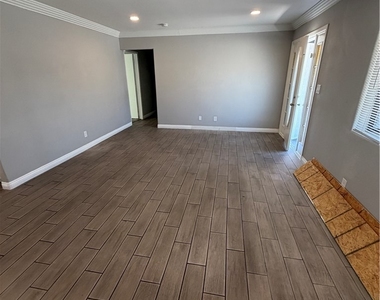 2820 S Sandhill Road - Photo Thumbnail 15