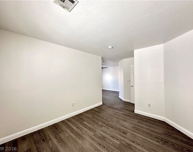 11028 Meadow Leaf Avenue - Photo Thumbnail 15