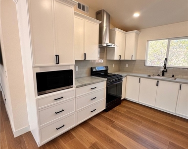 1321 Nadine Way - Photo Thumbnail 2