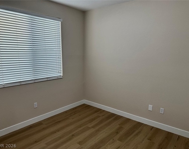 6197 Glimmering Light Avenue - Photo Thumbnail 31