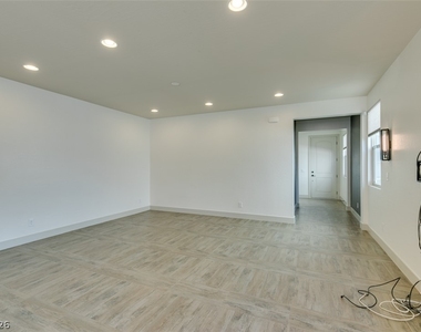 9009 Janice Glen Avenue - Photo Thumbnail 7