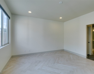 9009 Janice Glen Avenue - Photo Thumbnail 23