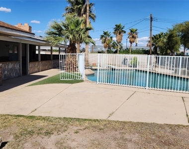 4897 Sawyer Avenue - Photo Thumbnail 16