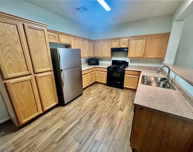 1324 Sun Village Avenue - Photo Thumbnail 7