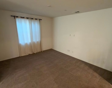 10610 Sariah Skye Avenue - Photo Thumbnail 36
